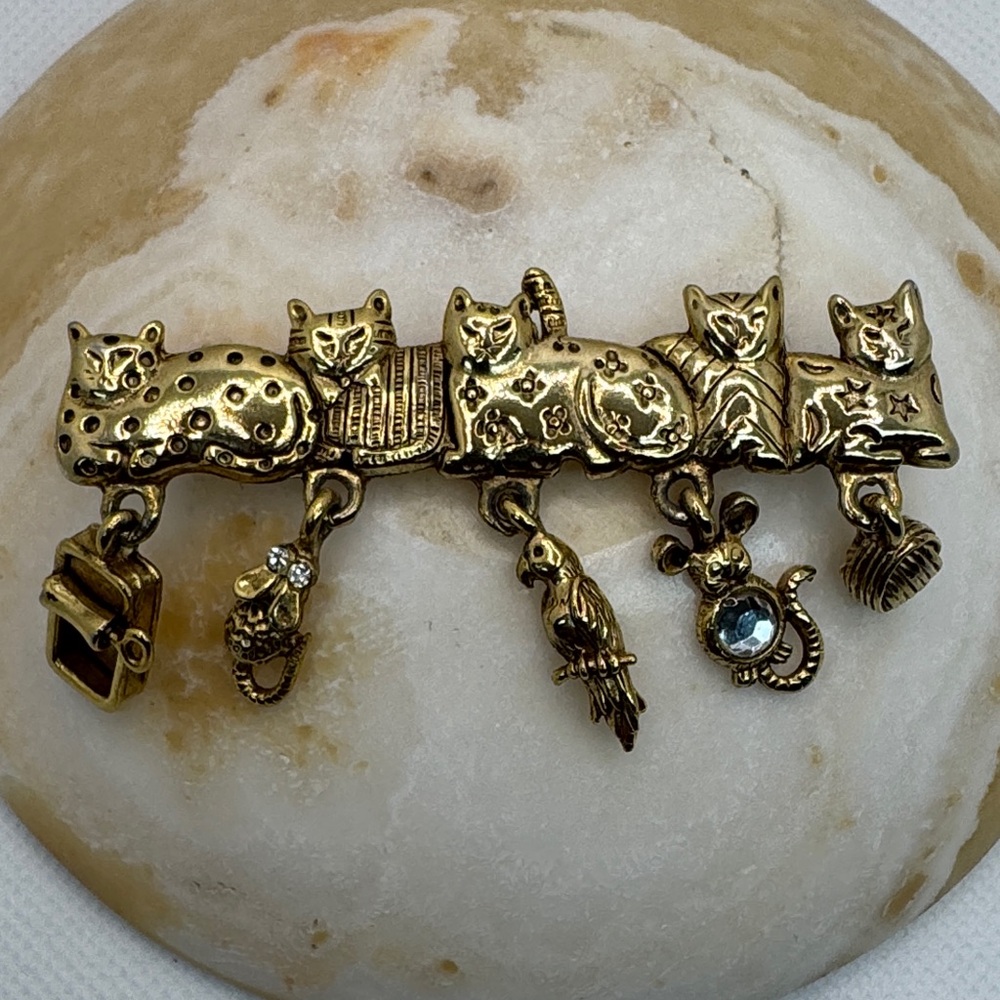 AJC Vintage gold-tone brooch with five cats and dangling charms. - Picture 3 of 12